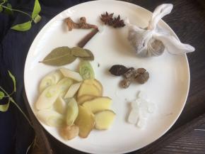 将调料清洗干净，葱切段，姜切片，草果、八角、桂皮、良姜轻轻拍裂，其它的碎小的调料比如小茴香、红曲米、陈皮……用纱布裹成料包备用。