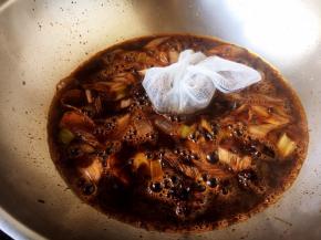 放入调料包，煮开卤汁。