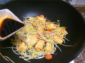 浇入料汁翻炒10秒。