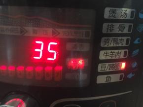 盖好电压力锅的锅盖儿，选择“豆、牛蹄筋”一键，电压力锅工作35分钟，然后自动放气。