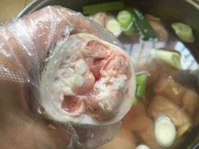 猪手浸泡后，戴上一次性手套，用双手紧紧握住猪手，使劲往外挤血水，然后再把猪手清洗干净。这步是去腥的办法之二。