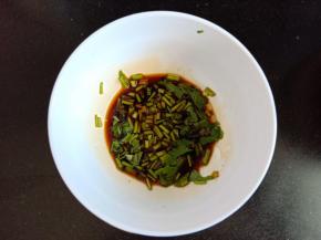 将香菜切成小段，辅料中除葱外的调料倒入碗中