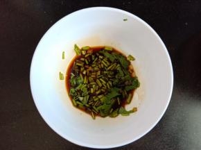 将香菜切成小段，辅料中除葱外的调料倒入碗中