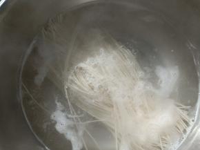 将挂面下入剩余的开水中，中小火煮至面条变软，可以尝一根，中间没有硬芯就好了，捞出到刚才的调料碗中