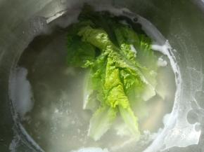 生菜洗净，在锅里蘸一下