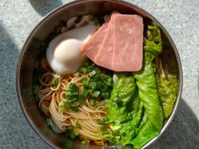 搭配几片火腿肠片，撒点葱花