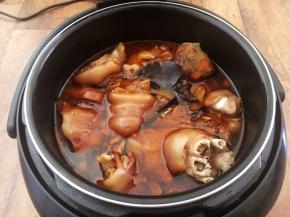 这是用电压力锅压制后的猪手，猪手已经熟了。卤水汁较多，我盛出去了一部分多余的用于卤制鸡蛋。