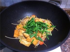 放入韭菜翻炒10秒。