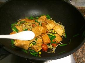 放入适量盐翻炒5秒即可出锅。