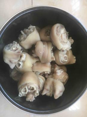 将捞出来的猪手放入电压力锅的内胆里，用温水清洗一遍猪手，把血末子清洗干净，沥干水分备用。用温水清洗焯过水的猪手是去腥的办法之四。