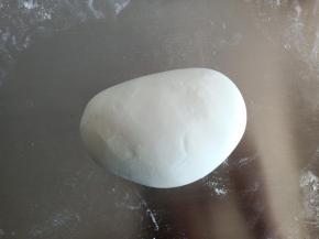 将主材料混合均匀后揉成光滑的面团