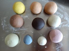 分别取32克面团揉入南瓜粉，胡萝卜粉(2份)，取38克面团揉入可可粉，40克面团揉入黑可可粉，35克面团揉入菠菜粉，42克面团揉入红曲粉，10克面团揉入蝶豆花粉，另外再分出一个32克的白面团，剩余的备用