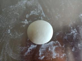 首先做巴克队长，将白色面团分出2克来备用，剩余的揉几下滚圆，稍微整理一下