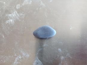 2克蓝色面团捏一个帽子的形状