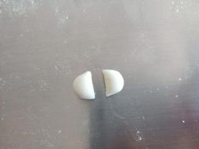 分出来的2克白色面团滚圆，压扁，分成两份，做耳朵