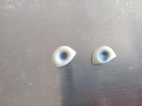 蓝色面团适量滚圆压扁沾到白色耳朵中间