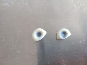 蓝色面团适量滚圆压扁沾到白色耳朵中间