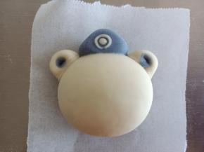 将帽子和耳朵分别粘到头部合适的位置