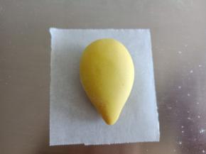 小萝卜:黄色面团滚圆，搓成大水滴状