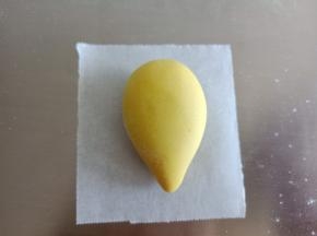 小萝卜:黄色面团滚圆，搓成大水滴状