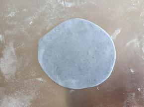 蓝色面团擀薄片