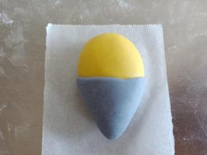 包到小萝卜的身体下方，多余的切掉备用