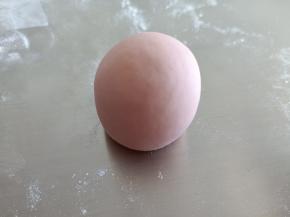 章教授:红色面团分出12克来备用，剩余的滚圆稍微搓一下