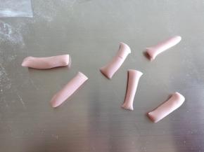 9克面团搓成筷子一般粗的长条，分成6段，长度不一样也可以