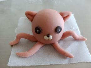 然后把耳朵和鼻子眼睛粘好