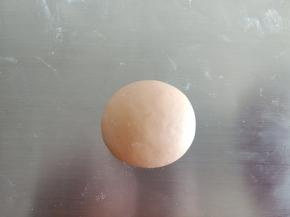 呱唧:取一个胡萝卜面团分出2克备用，剩余的滚圆