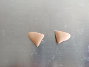 2克面团搓成梭状压扁，分成两份做耳朵
