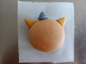 1.5克蓝色面团做一个帽子，耳朵粘上