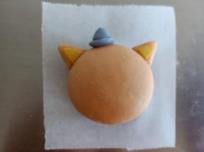 1.5克蓝色面团做一个帽子，耳朵粘上