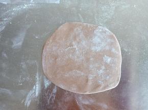 可可面团擀薄片