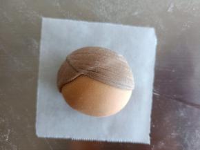 再切适量一块可可面团如图粘到头部上方