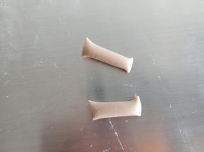 2克可可面团搓成筷子粗的长条状，分成两份