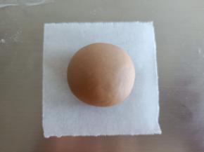 谢灵通:可可面团分出5克备用，剩下的滚圆