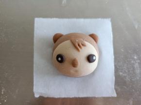 用剩余的5克可可面团分别做好眼睛鼻子耳朵