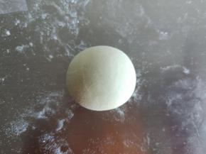 达西西:绿色面团分出5克备用，剩余的滚圆