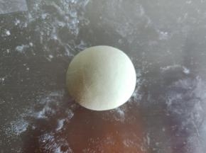 达西西:绿色面团分出5克备用，剩余的滚圆