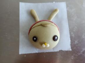 如图将达西西的耳朵，鼻子眼睛都粘好。