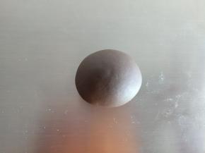 黑色面团滚圆，做皮医生