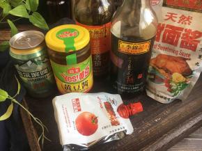 提前准备好酱料：啤酒1听，黄豆酱20g、甜面酱20g，腐乳10g，番茄酱5g，生抽半小碗（约50g），老抽少许，蚝油1勺。