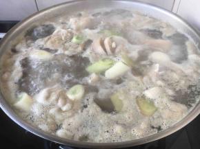 焯水。
大火煮开，撇去血末子，捞出葱姜弃之。