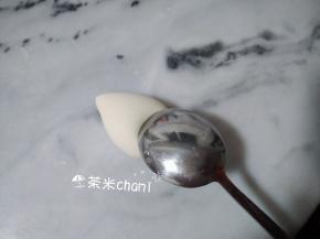 往三分之一处，往下压一压。