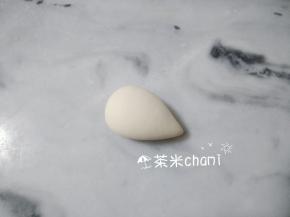 （2）把40克的面团，揉圆后，搓成水滴状。