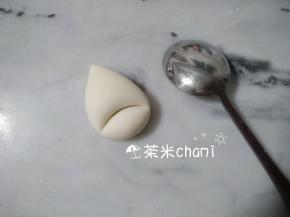 汤勺，三分之一处往下压一压。