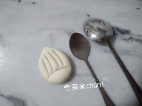 接着用一个没有弧度的汤勺，竖着压四条线。（第二个花样）
全部做好后，夏天室温发酵40分钟，冬天烤箱30度发酵40分钟，蒸十分钟。