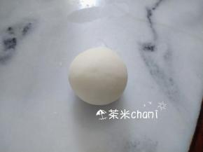 全部的材料拌匀后，揉成光滑面团。
再平均分成每个40克的剂子，排气，揉圆。