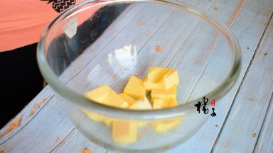 黄油提前从冰箱取出来，室温软化至软，用手指一按就会有一个小坑